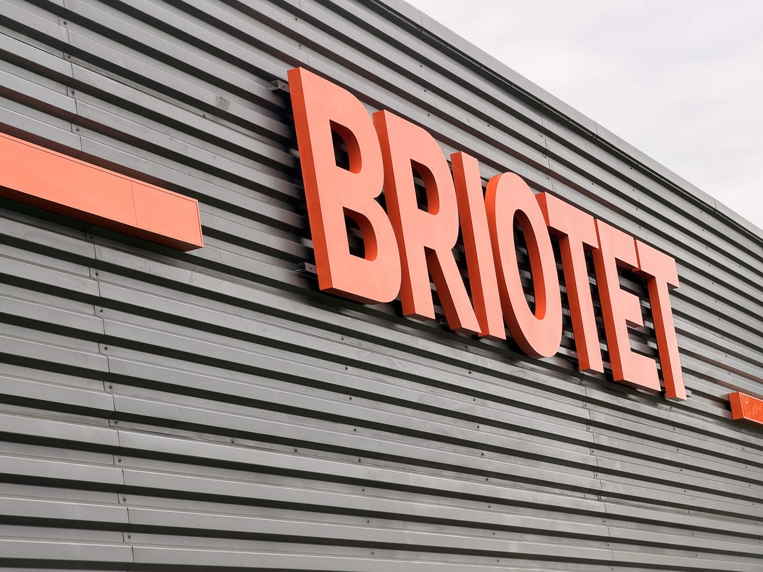Briotet — Lettres en relief