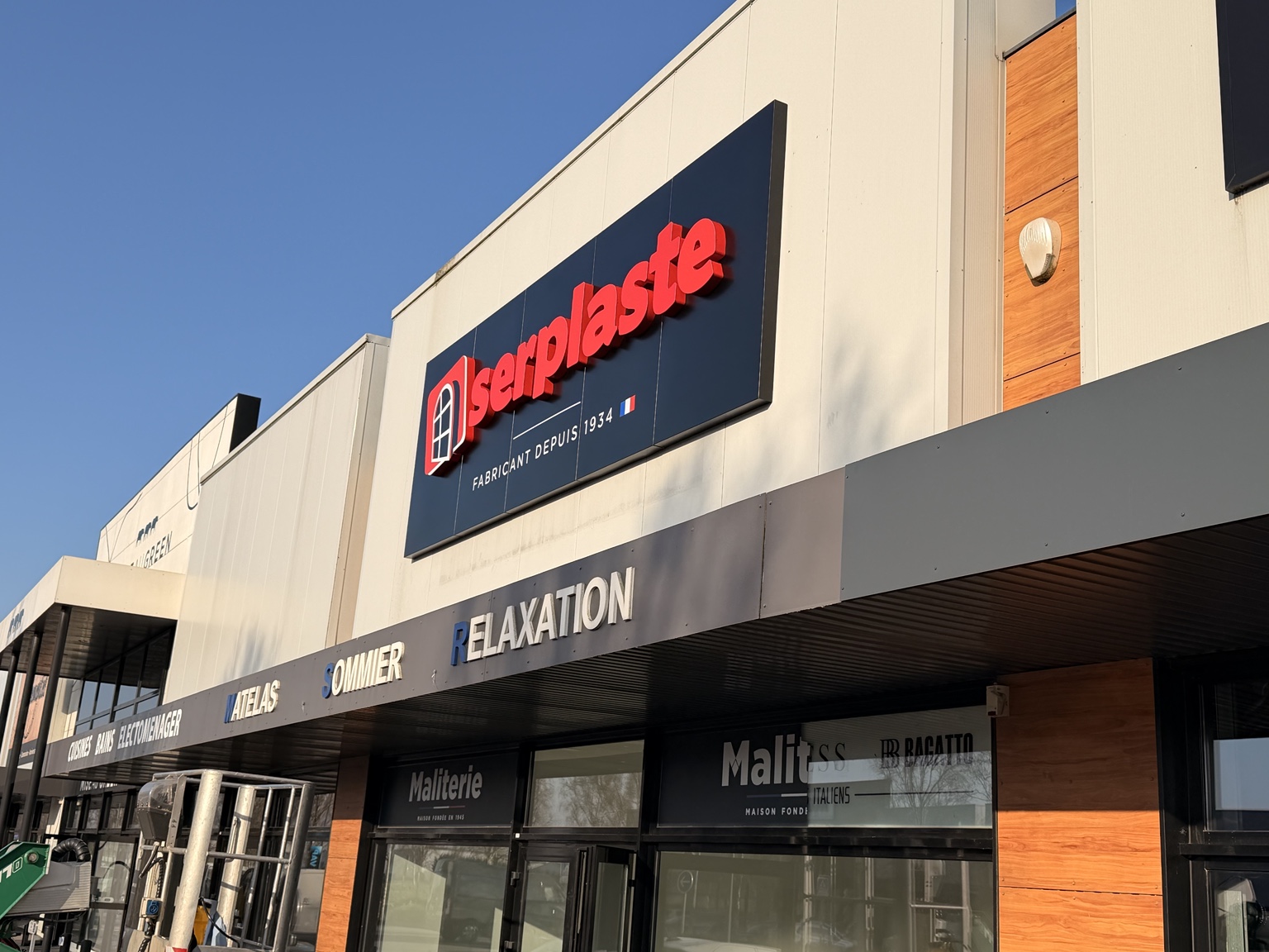 Enseigne commerciale — Habillage de façade
