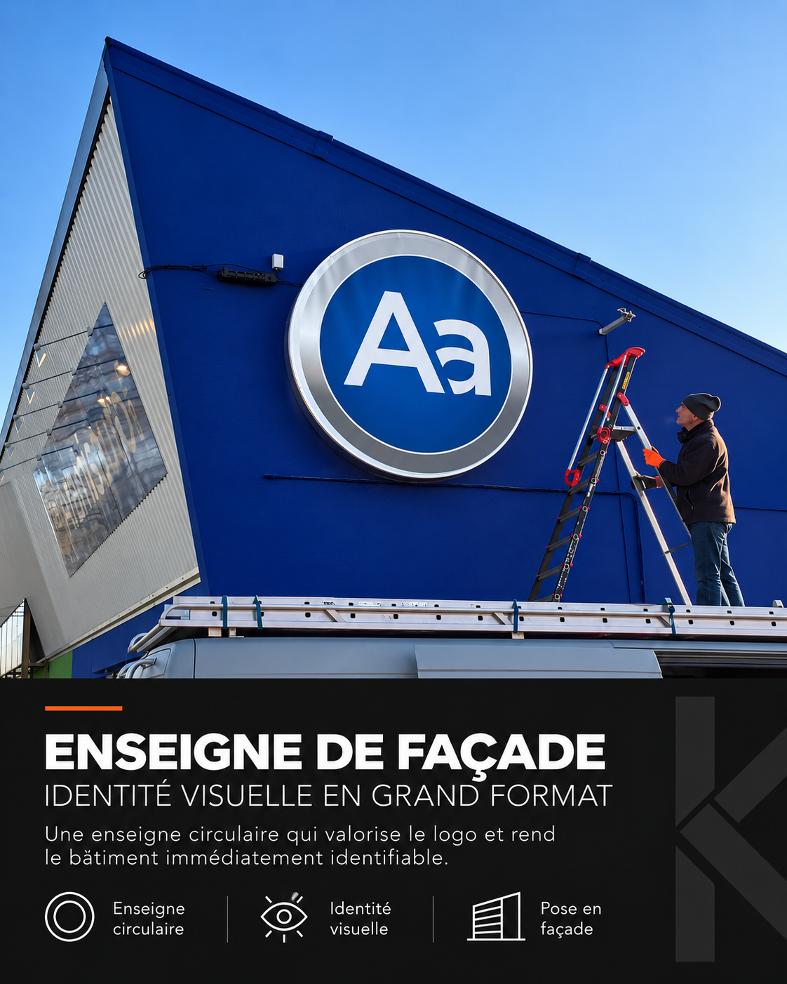ENSEIGNE DE FAÇADE — IDENTITÉ VISUELLE EN GRAND FORMAT. Une enseigne circulaire qui valorise le logo et rend le bâtiment immédiatement identifiable.