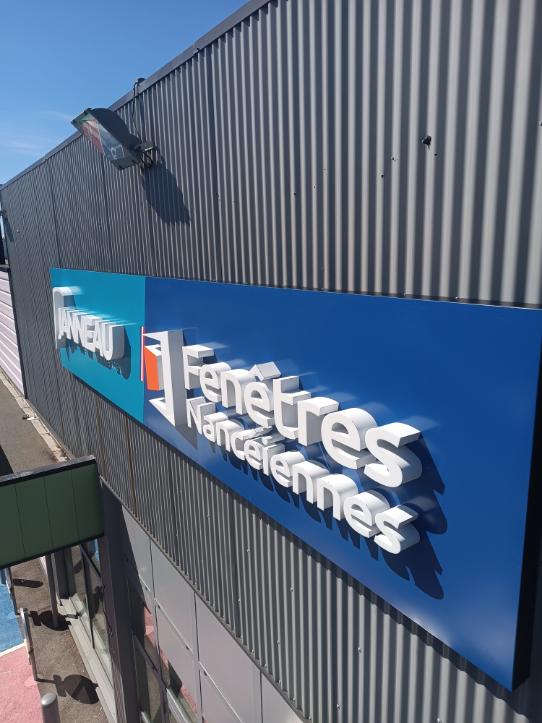 Fenêtres et fermetures — Enseigne de façade